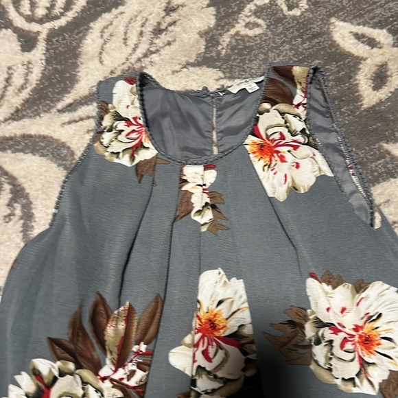 Umgee gray floral dress lined. Excellent condition size medium. - Picture 2 of 5